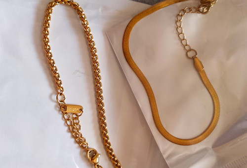 Gold tone curb chain - gold,